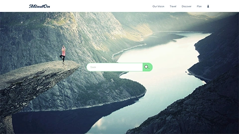Hero banner d'un site internet de voyages et découvertes, une vue d'un personnage surplombant une vaste étendue autour d'un lac